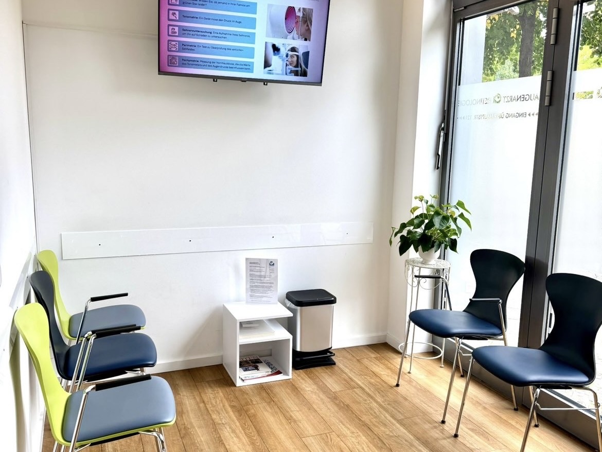 Wartebereich mit Patienteninformationen